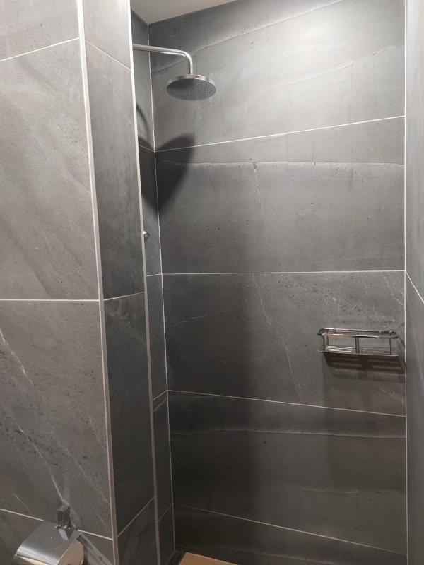 Izba Izba pre troch v Hotelconsults.r.o. – Sprchový kút