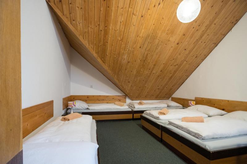Izba Izba pre piatich (bez kúpeľne) v Hotelconsults.r.o. – Päťlôžková izba so spoločnou kúpeľňou