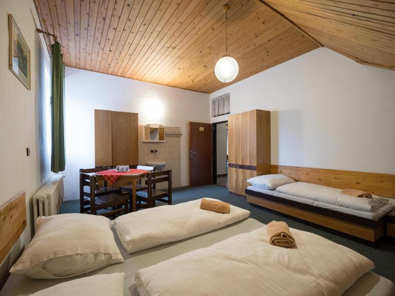 Izba Izba pre piatich (bez kúpeľne) v Hotelconsults.r.o. – Päťlôžková izba so spoločnou kúpeľňou