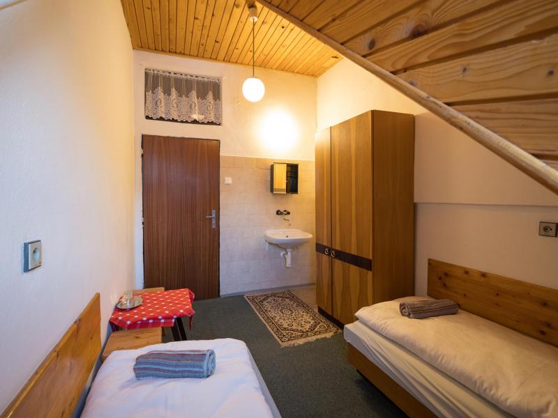Izba Izba pre dvoch (bez kúpeľne) v Hotelconsults.r.o. – Dvojlôžková izba so spoločnou kúpeľňou