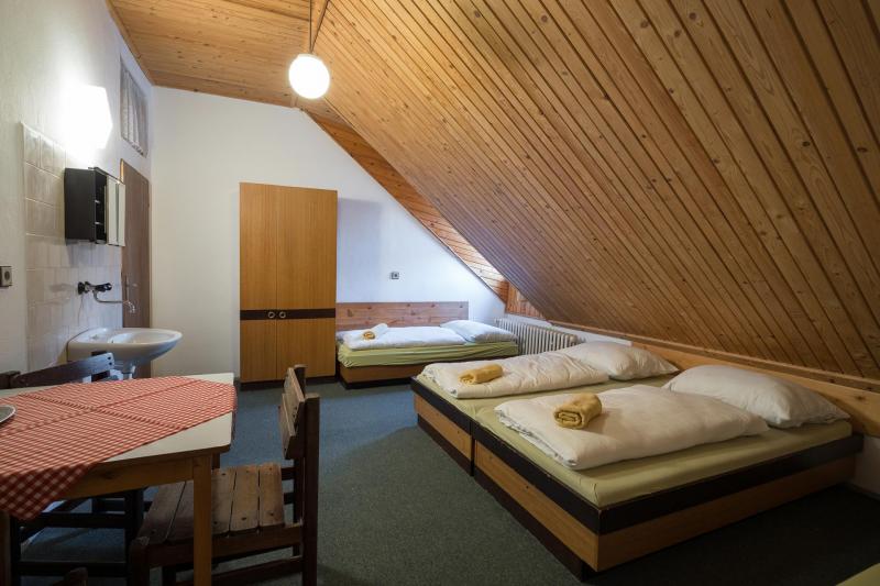 Izba Izba pre troch (bez kúpeľne) v Hotelconsults.r.o. – Trojlôžková izba so spoločnou kúpeľňou